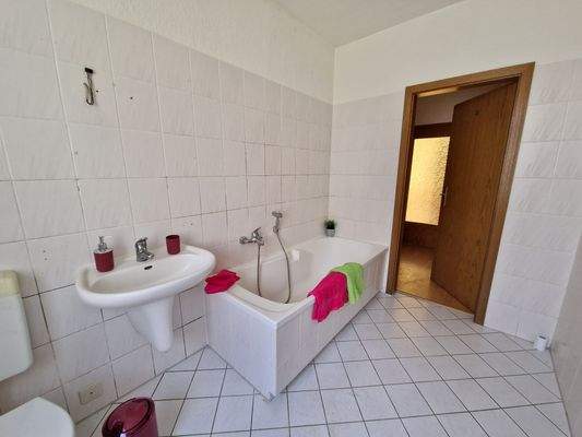 Bad mit Fenster und Badewanne