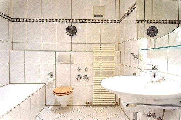 10. Badezimmer WT, Wanne, Dusche u. WC DSC