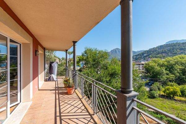 Überdachte Terrasse mit Weitblick