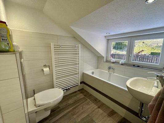 Bad im Dachgeschoss (neuwertig)