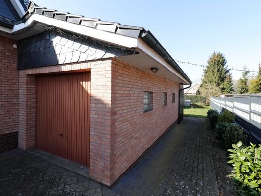 Seitenansicht mit Garage und neues Dach aus 2005