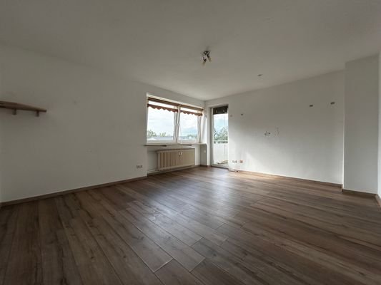 Wohnzimmer mit Ausgang Balkon