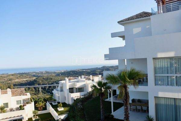 Properties with Spacious Design and Sea Views in Benahavis