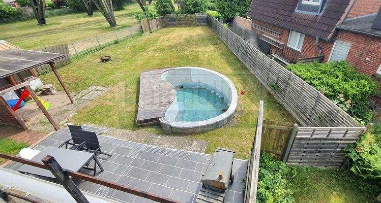 Garten mit Pool