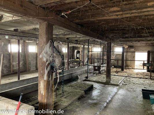 020-Scheune innen.JPG