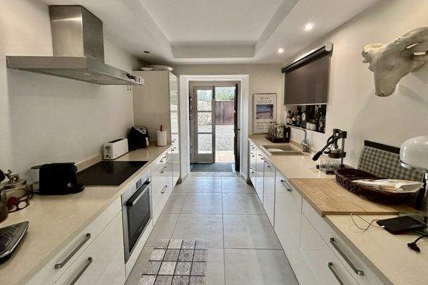 Voll ausgestattete Küche