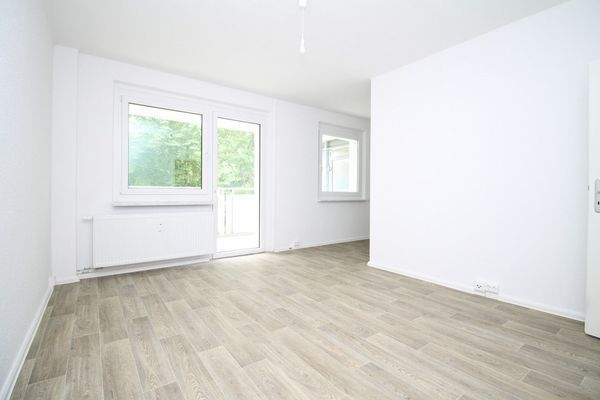 Wohnzimmer mit Balkon