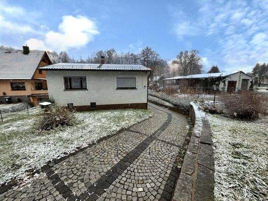 Hausansicht und Zufahrt