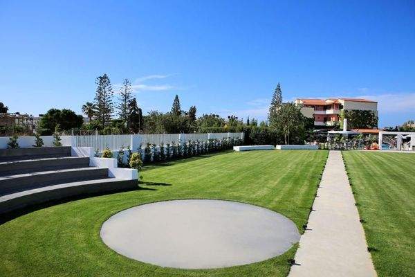 Keta, Sisi: Apartmentkomplex im Dorfzentrum, in der Nähe eines Sandstrandes zu verkaufen