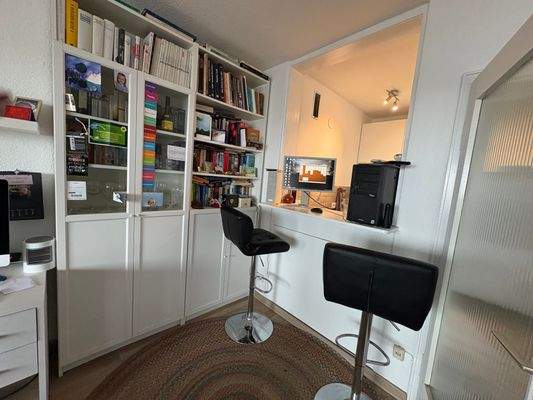 Theke mit Blick in die Küche