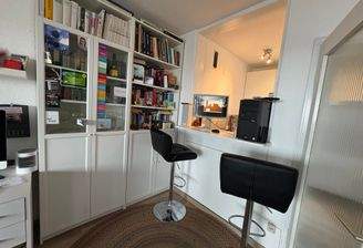 Theke mit Blick in die Küche