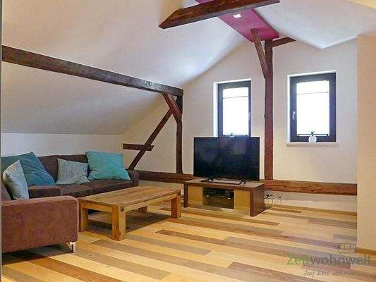 großzügiges Wohnzimmer