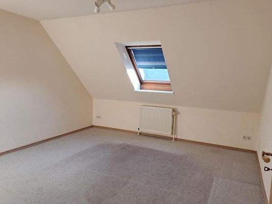 Großes Zimmer im Dachgeschoss