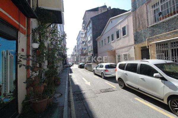 Renovated Building 600 Meters from the Sea in Fatih