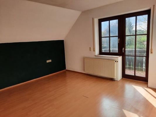 Schlafzimmer mit Zugang zum Balkon