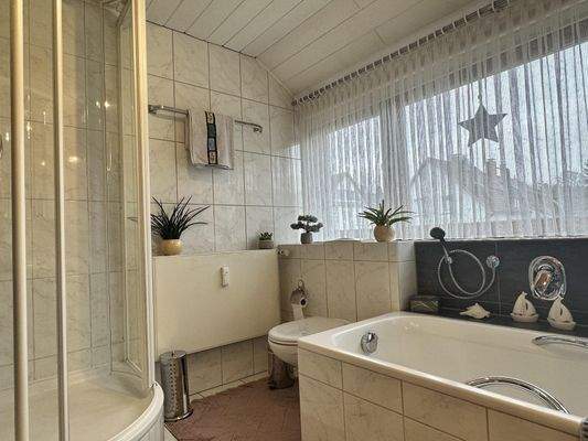 Bad (Wanne + Dusche) OG