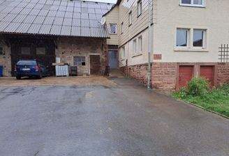 01_Straßenansicht  Vorplatz  Orientierung.jpg