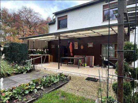 Überdachte Terrasse direkt am Hinterhaus