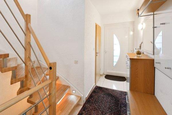 Eingangsdiele mit der modernen Geschosstreppe