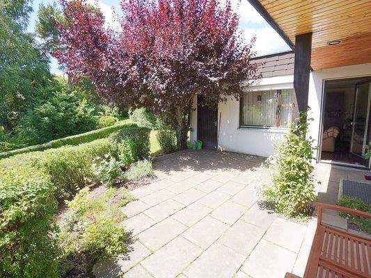 Zugang vom Wohnzimmer auf die schöne Terrasse