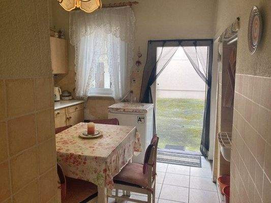 Küche mit Ausgang zum Innenhof