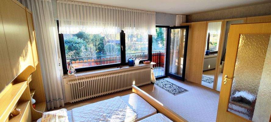 Elternschlafzimmer mit Loggia.jpg