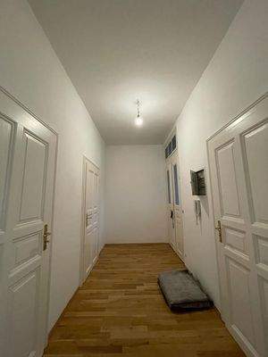 Heller Flur mit Holzboden