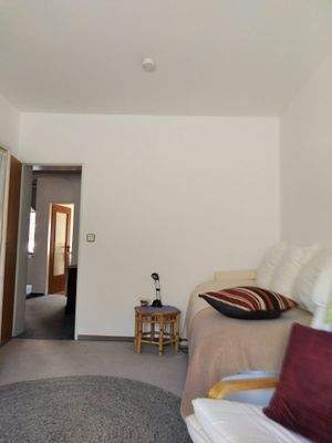 Schlafzimmer. Blick zum Foyer