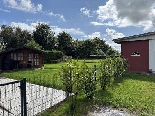 Blick von der Auffahrt über das Grundstück