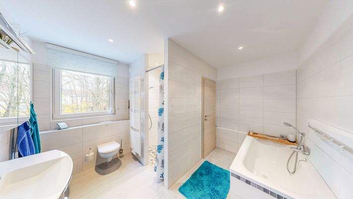 Tageslichtbad mit Badewanne und Dusche