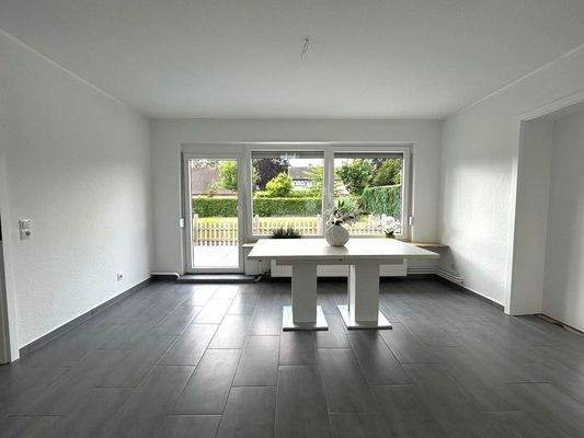 Essbereich mit Zugang zur Terrasse