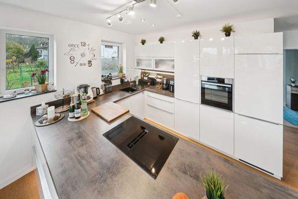 Elegante, offene Küche