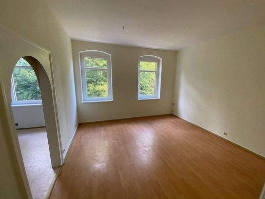 Wohnzimmer Wohnung 2. OG mit Zugang zur Küche.jpg