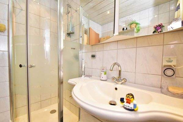 Badezimmer mit Dusche