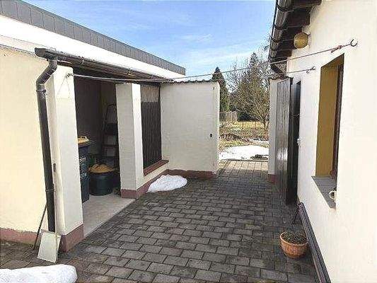 Nebengebäude und Zugang zum Garten