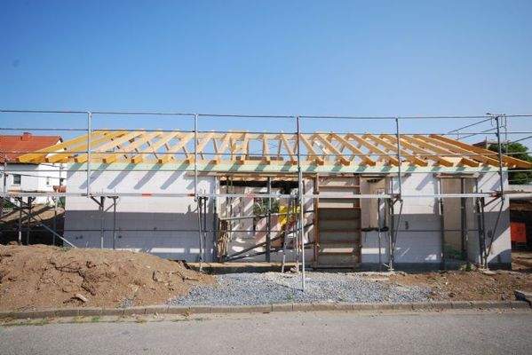 Südsicht in Bau befindlicher Bungalow in Michelau