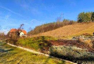 zur Straße eingezäuntes Grundstück