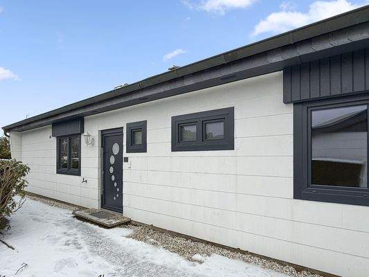 Separater Hauseingang mit modern gestalteter Eingangstür