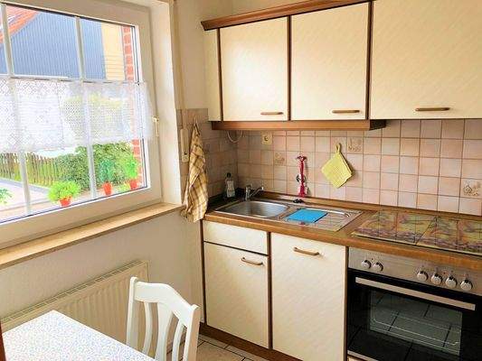 gepflegte Küche mit Einbauküche