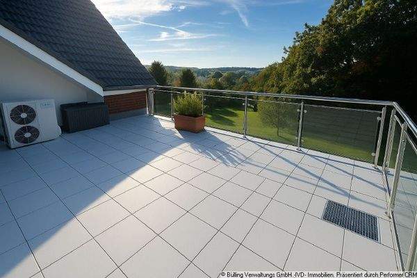 Terrasse bearbeitet unmöbliert