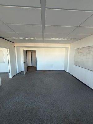 Leeres Büro mit Teppichboden