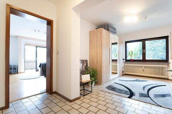 Die Esszimmerdiele mit Blick ins Wohnzimmer