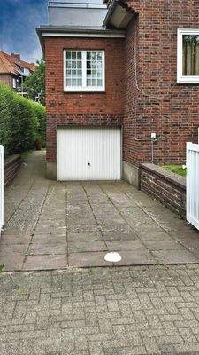 Garage im Keller unter Veranda