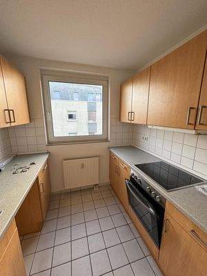 Kompakte Küche mit Fenster