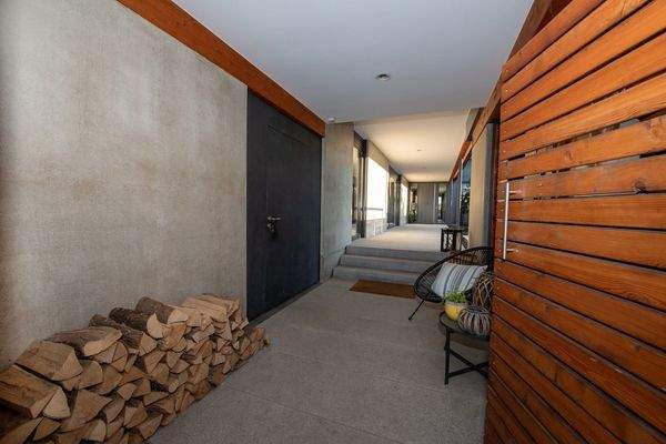 Eingangsbereich / Holzlege