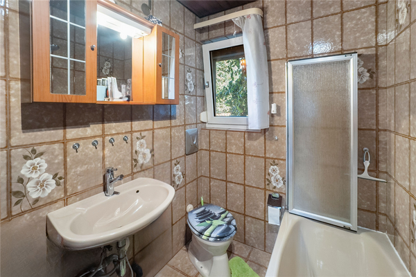 Tageslichtbad mit Duschwanne