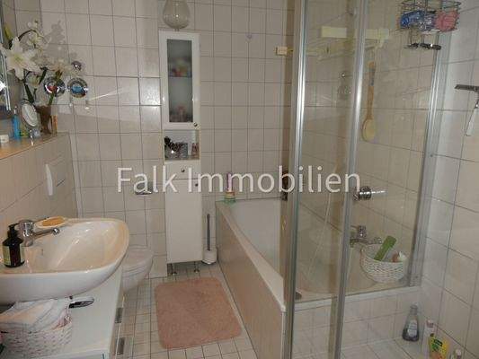 innenliegendes Bad mit Badewanne und Dusche