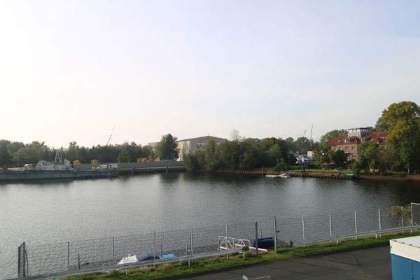 Blick Ems-Jade Kanal Bootsanleger~03.JPG