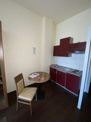 Zimmer (Küchenzeile, Esstisch, Stuhl)