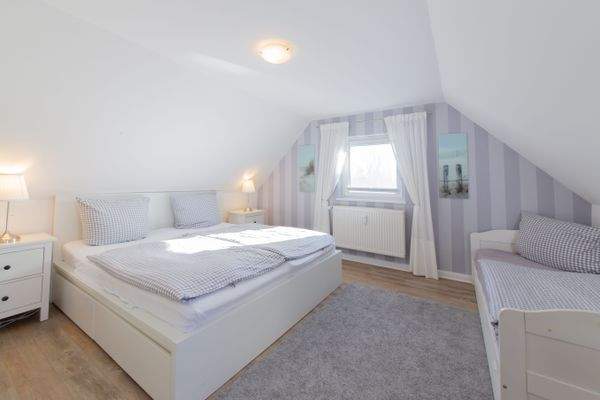 2. Schlafzimmer mit 2 Fenstern - schön hell und mit Ostseeblick 